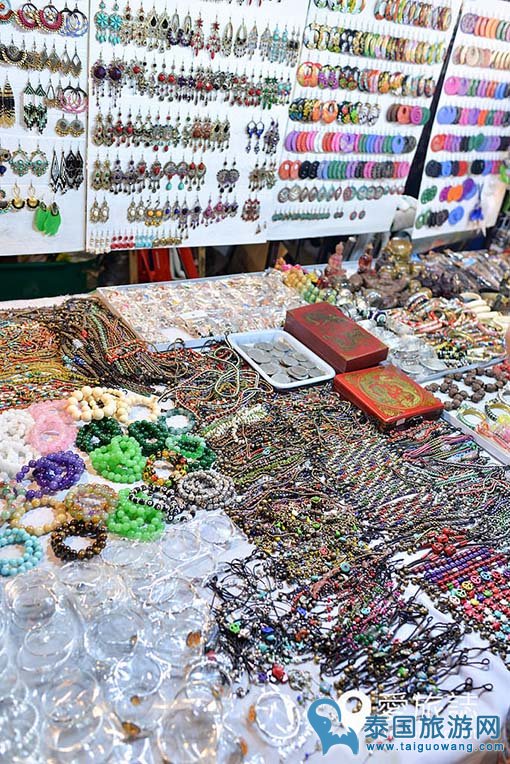 清迈小而美夜市--阿努商夜市Anusarn Market