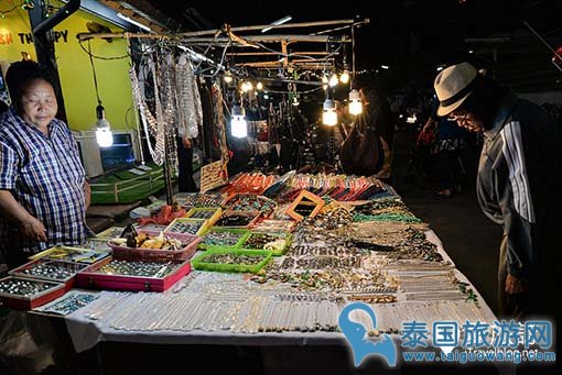 清迈小而美夜市--阿努商夜市Anusarn Market