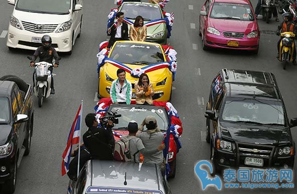 泰国奥运冠军坐豪华轿车游街 巴育盛宴并重金奖励