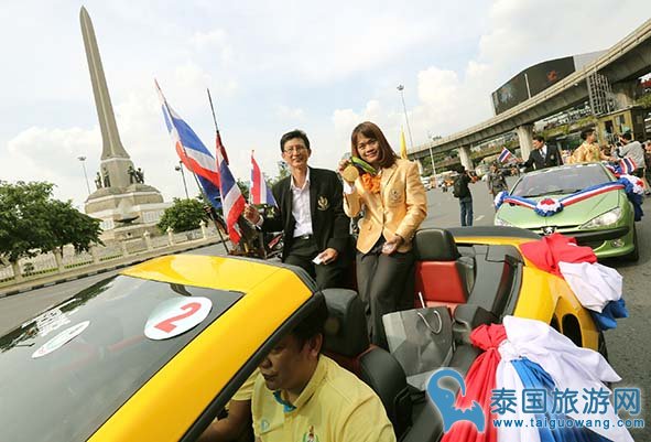 泰国奥运冠军坐豪华轿车游街 巴育盛宴并重金奖励