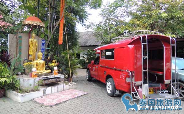 泰国清迈红色双条车 Songthaew宋条