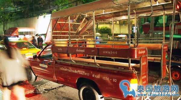泰国曼谷Saphan Taksin红色双条车2.jpg