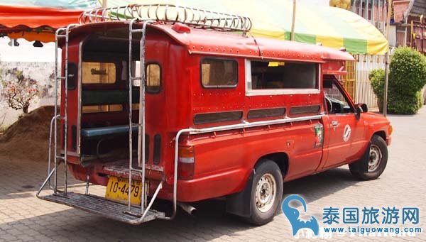 清迈交通工具-红色双条车 Song Theaw2.jpg