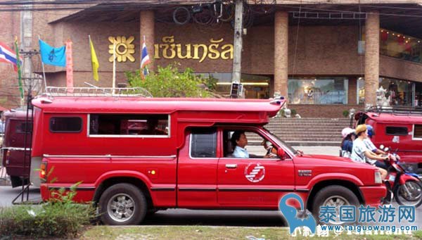 清迈交通工具-红色双条车 Song Theaw4.jpg
