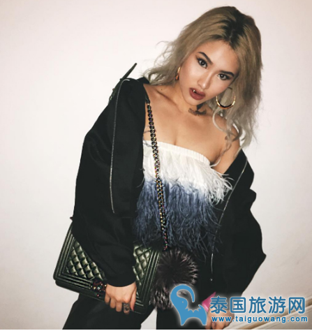 泰国星二代叛逆另类造型与母亲Nid完全相反