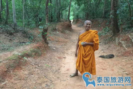 泰国大象跪拜高僧 照片引争议