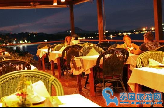 查汶海滩景观一流的餐厅：Dr. Frogs Bar & Grill