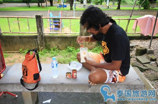 过够办公室生活?泰国男子游遍77个府