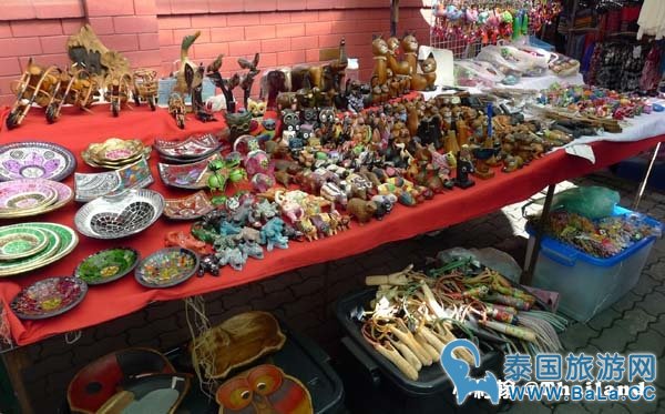 清迈最有意思的寺庙:Wat Phan On攀安寺 开在集市旁的寺庙