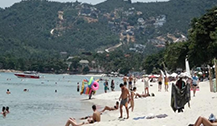 苏梅岛海滩孩童兜售花环和乞讨现象泛滥