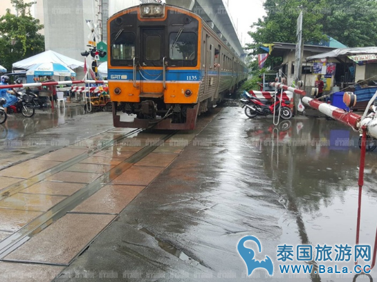 曼谷最近天气连夜大雨 火车暂停服务一个小时