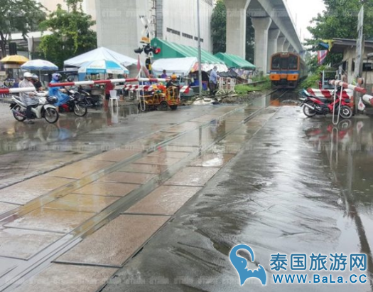 曼谷最近天气连夜大雨 火车暂停服务一个小时