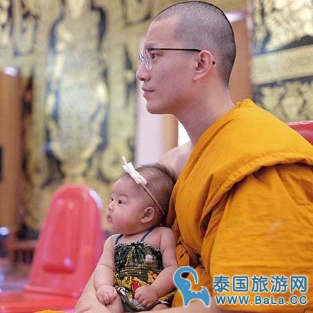 泰国人气男星Bie出家期间抱女儿引争议 女儿假发更吸睛
