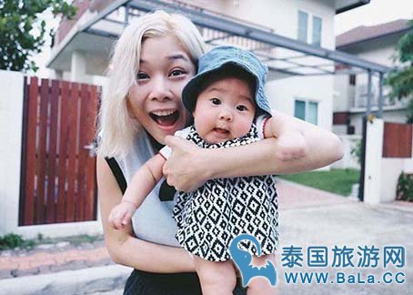 泰国人气男星Bie出家期间抱女儿引争议 女儿假发更吸睛