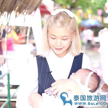 泰国人气男星Bie出家期间抱女儿引争议 女儿假发更吸睛