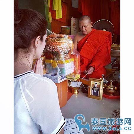 Bow带女儿去寺庙为已逝丈夫做公德 以此来庆祝生日