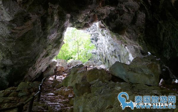 华欣著名奇特景点--帕亚那空穴中庙Phraya Nakhon Cave