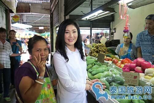 泰国请美女总统英拉唐人街笑容满面吃斋 民众纷纷合影
