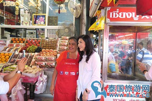 泰国请美女总统英拉唐人街笑容满面吃斋 民众纷纷合影