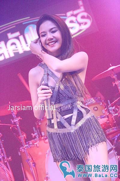 泰国性感女歌手Jah R Siam因脑血管萎缩入院