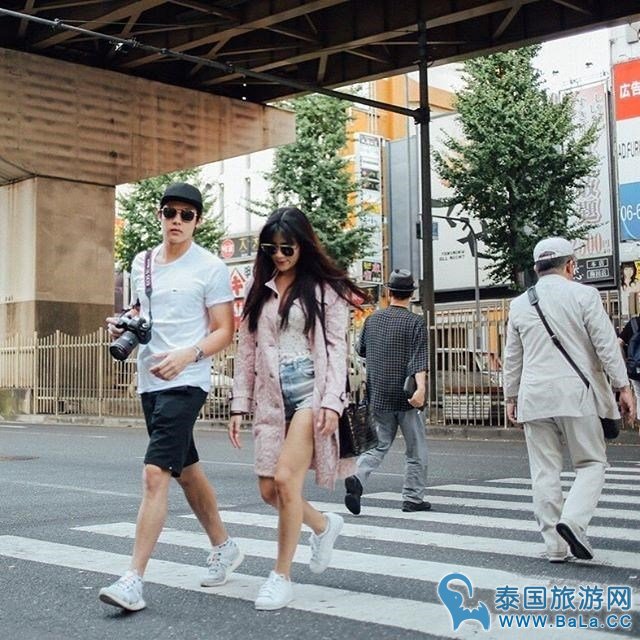 mark爱车更爱女友kim开新车带kim甜美兜风
