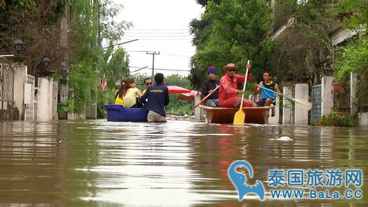 积水逾1米 坤敬学校师生划船进出