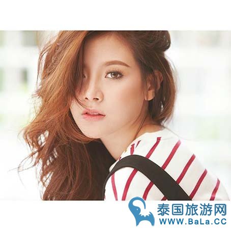 “小水”吕爱惠性感写真照片 小露香肩,眼神迷人