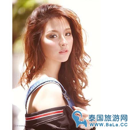 “小水”吕爱惠性感写真照片 小露香肩,眼神迷人