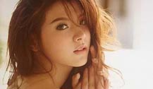 “小水”吕爱惠性感写真照片 小露香肩，眼神迷人