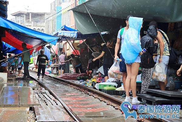 泰国美功铁道市场来一场神奇的火车市场之旅