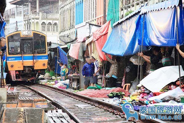 泰国美功铁道市场来一场神奇的火车市场之旅