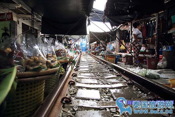 泰国美功铁道市场来一场神奇的火车市场之旅