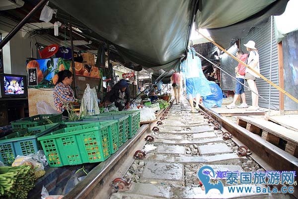 泰国美功铁道市场来一场神奇的火车市场之旅