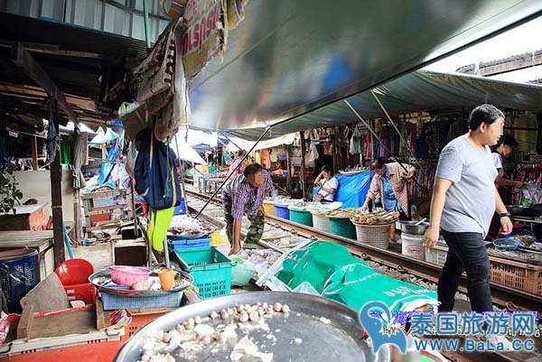 泰国美功铁道市场来一场神奇的火车市场之旅