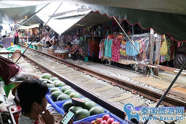 泰国美功铁道市场来一场神奇的火车市场之旅