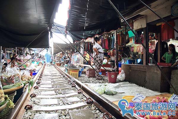 泰国美功铁道市场来一场神奇的火车市场之旅