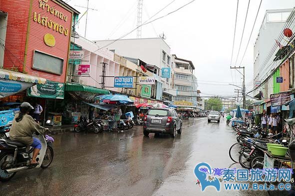 泰国美功铁道市场来一场神奇的火车市场之旅