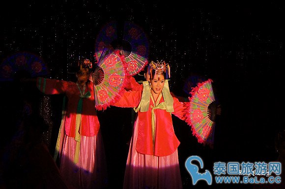 曼谷好看小众的人妖秀场--Calypso Cabaret Show 小而美的精致剧场