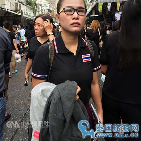 泰国举国上下穿孝服 民众表情忧伤