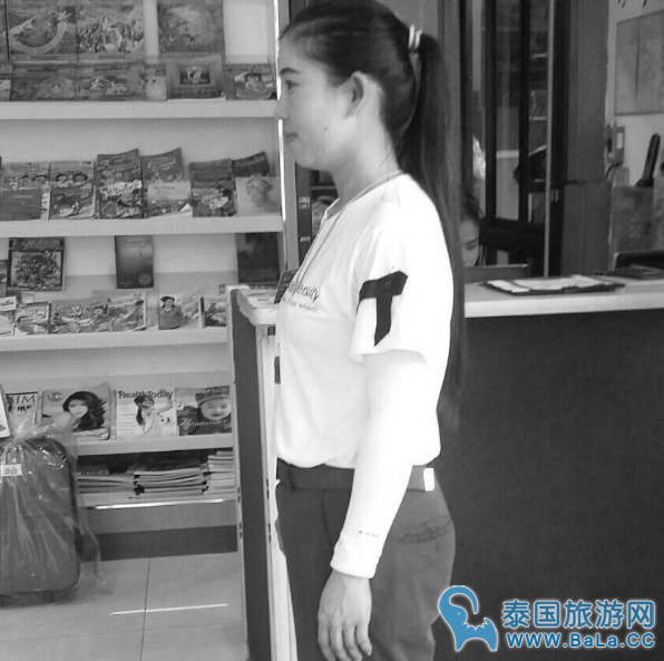 泰国加油站统一换黑白服装 以示对先皇的尊敬