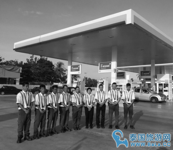 泰国加油站统一换黑白服装 以示对先皇的尊敬