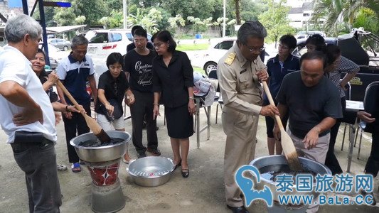 泰国黑衣紧缺 相关部门免费教学染黑布
