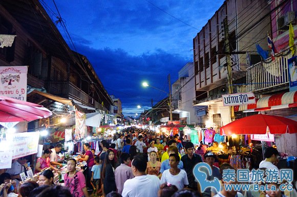 泰国南邦府夜市步行街 最繁华的古老夜市