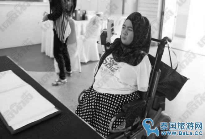 泰国残障女咬笔为国王签名 感动国人