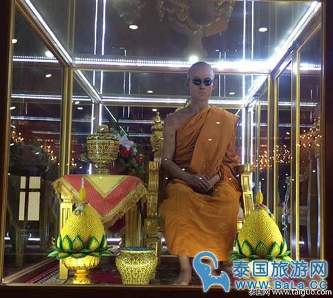 泰国Si Sudaram寺内国王塑像逼真 塑像独一无二