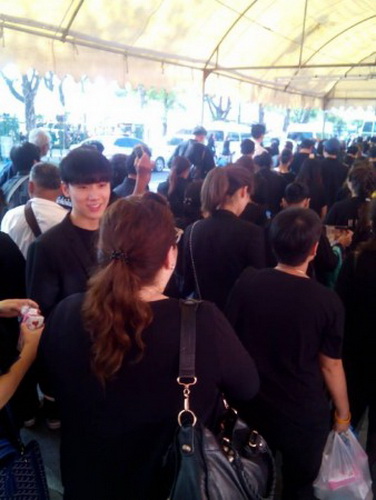 韩国NCT组合泰国成员TEN回国前往大皇宫哀悼泰国先皇