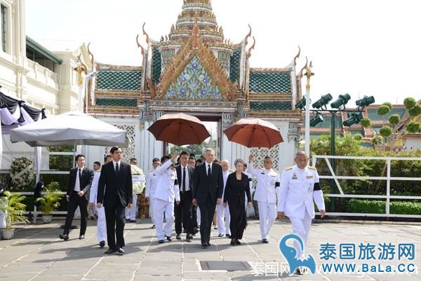 新加坡总理前往大皇宫悼念泰国王