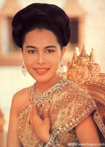 泰国诗丽吉王后年轻时期端庄优雅照片合集