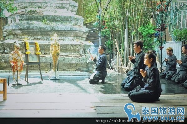 到曼谷河畔看免费国家级木偶剧 体会水上人家悠闲慢生活