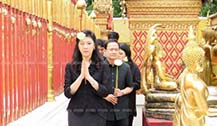 前总理英拉清迈双龙寺做功德贡献泰国王